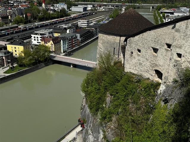 Am 10. April wurden KI Sensoren im Steinschlagnetz der Festung montiert.